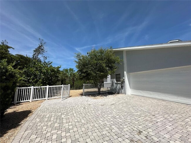 Building Photo - 733 Tropical Cir