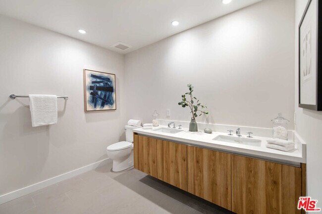 Building Photo - 825 Croft Ave