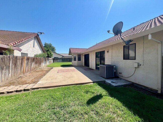 Building Photo - Single story with 3 car garage!