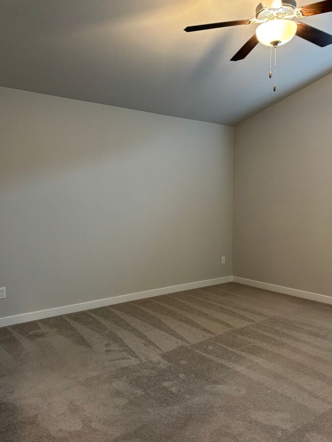 Building Photo - $500.00  OFF  FIRST  FULL  MONTH'S  RENT  ...