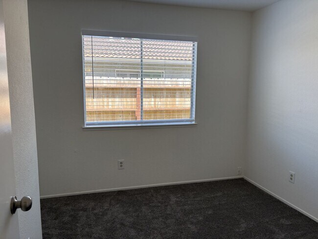 Building Photo - Beautiful 4-bedroom home close to schools ...