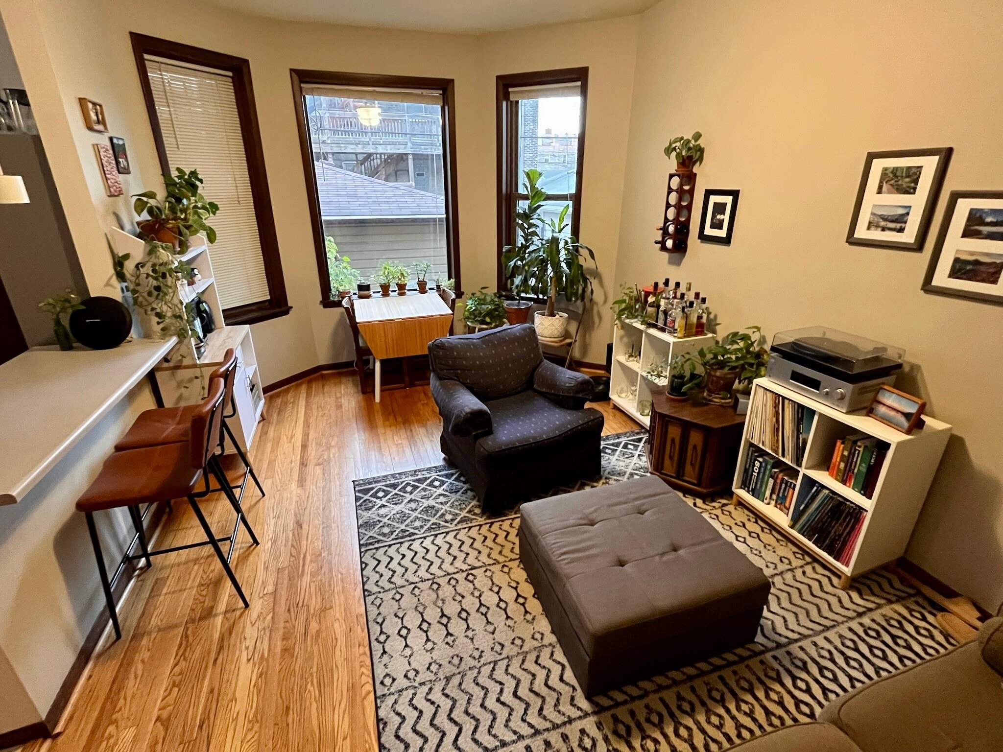 Building Photo - 906 N Oakley Blvd