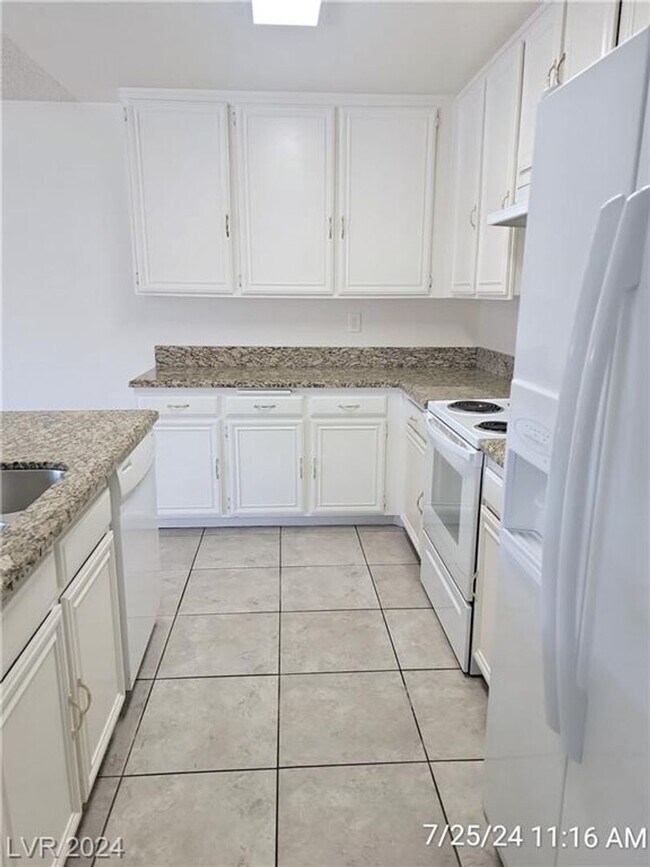 Building Photo - FANTASTIC SINGLE-STORY TOWNHOME JUST MINUT...