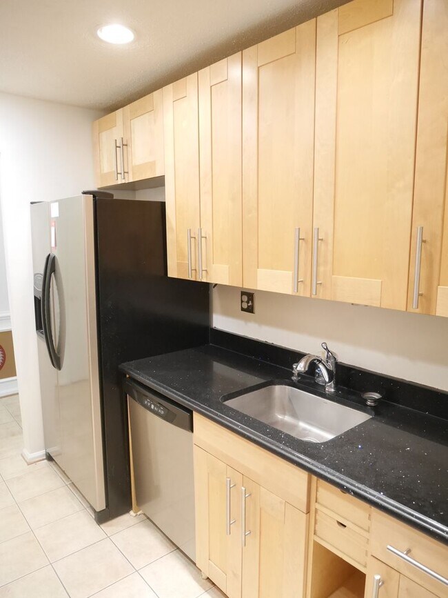 Building Photo - RENT SPECIAL - 1/2 SECOND MONTHS RENT - Charming Condo in Gaithersburg, MD