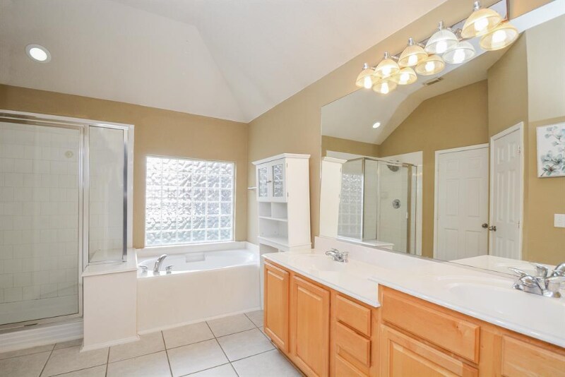 Building Photo - 4914 Surrey Park Cir