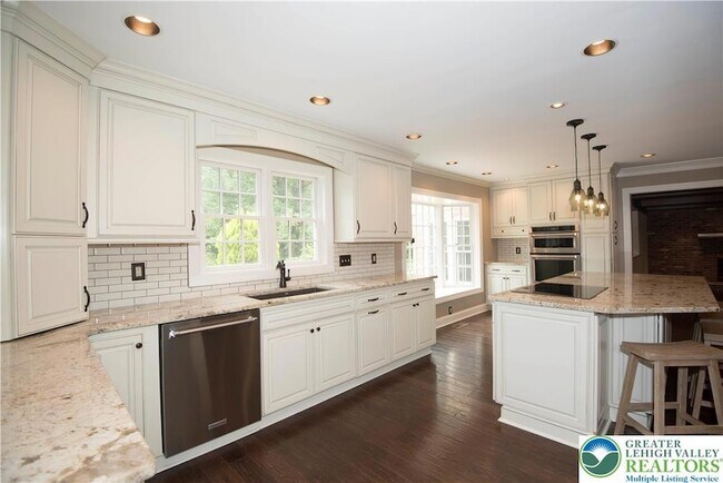 Building Photo - 1528 Wethersfield Dr