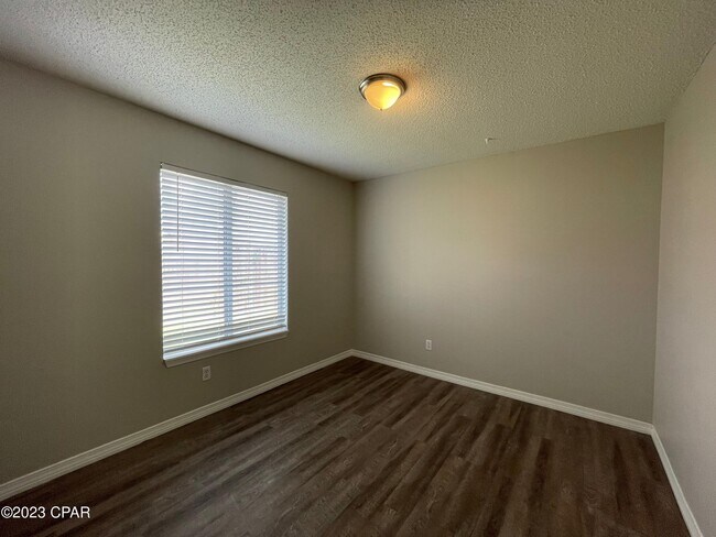 Building Photo - 122 Treasure Palm Dr