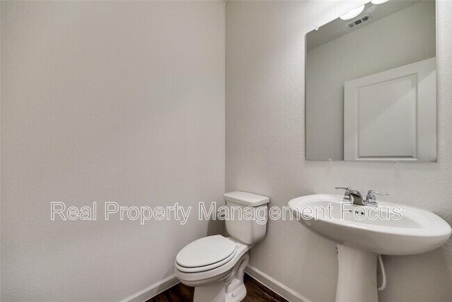 Building Photo - 713 Peach Tree Ln