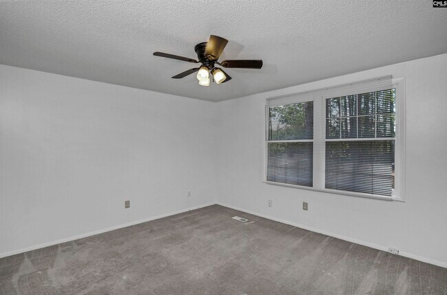 Building Photo - 220 N Donar Dr