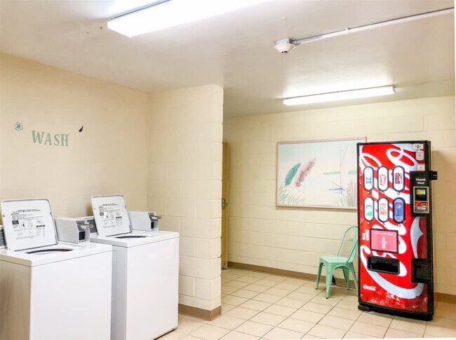 Building Photo - 8817 S Thomas Dr