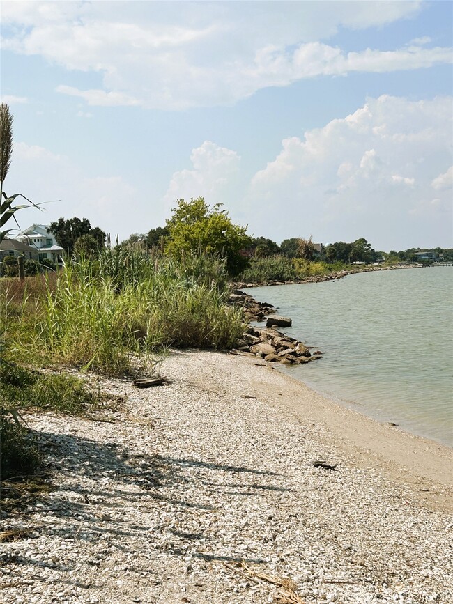 Building Photo - 302 Shoreacres Blvd