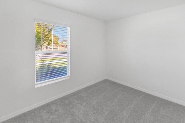 Building Photo - 4 Bedroom 2 Bath Home