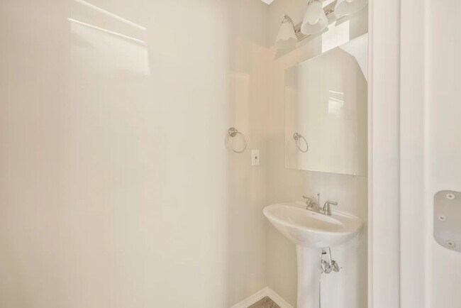 Building Photo - 2888 Creekbend Dr