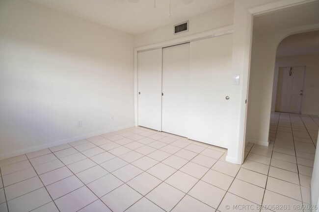 Building Photo - 1501 Himmarshee St