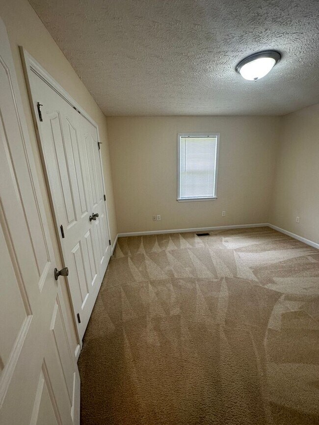 Building Photo - 3 Bedroom, 2 Bath Home Located in Manchester