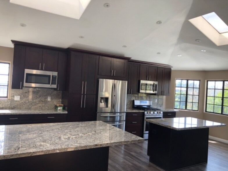 Building Photo - 1824 Queens Way