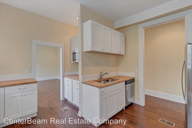 Building Photo - 2 br, 2 bath House - 40 E 3rd Street