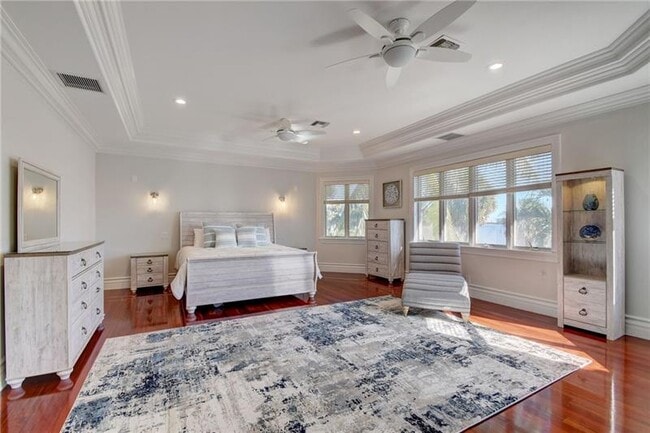 Building Photo - 1320 S Lakeside Dr