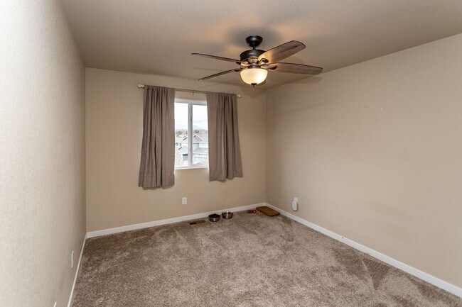 Building Photo - Beautiful Home with Stunning Views!