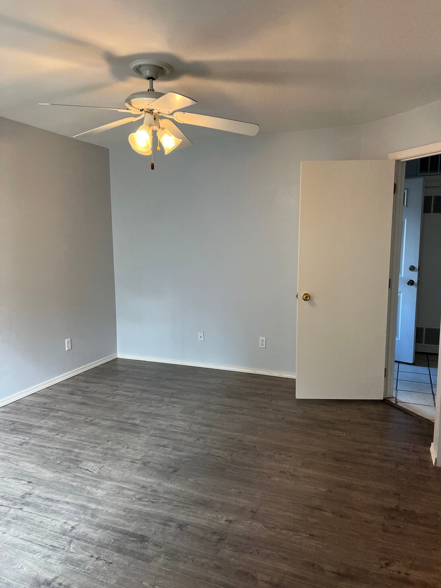 Building Photo - 8207 N Ridgewood Dr