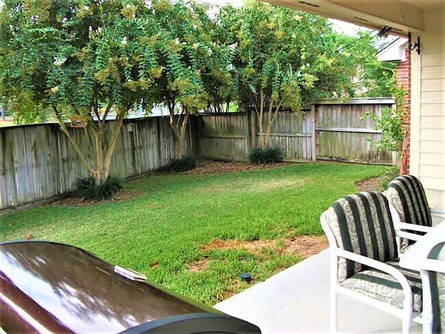 Building Photo - 435 N Rivershire Dr