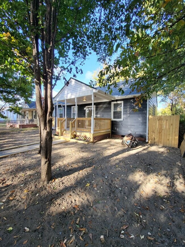 Building Photo - Recently Updated Two Bedroom Home Minutes From Downtown