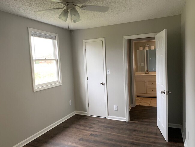 Building Photo - Two bedroom (with office or small 3rd bedr...