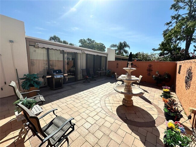 Building Photo - 567 Lakeside Dr