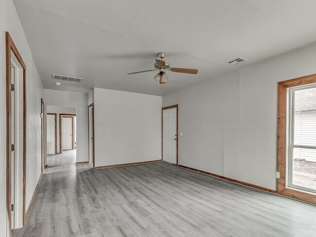 Building Photo - 118 S Miles Ave