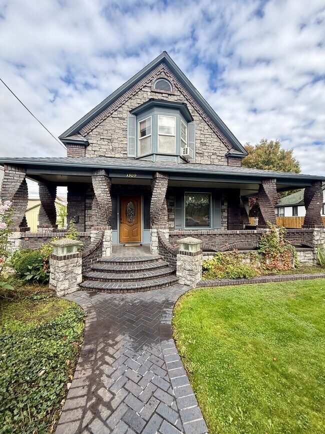 Building Photo - Victorian Charmer – 3 Bed, 1.75 Bath – Utilities Included!