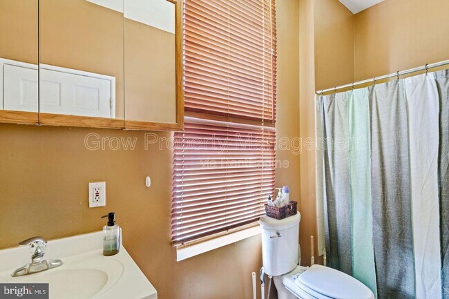 Building Photo - 1834 W Diamond St