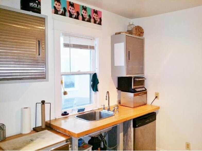 Building Photo - 951 18th Ave SE