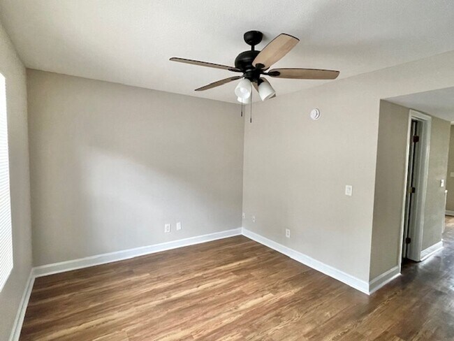 Building Photo - 2 Bedroom 2 Bath Townhome