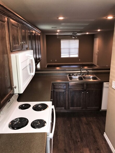 Primary Photo - 4280 Castlegate Dr