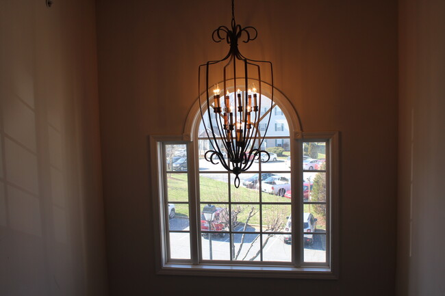 Entry foyer into the building - 6118 Hedgecock Cir