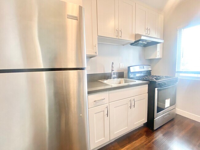 Building Photo - 5557 Carlton Way