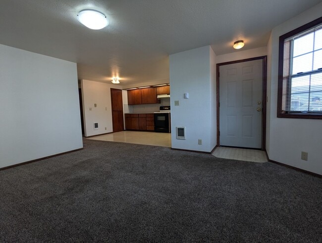 Building Photo - Great first floor 2bed/1 bath apartment