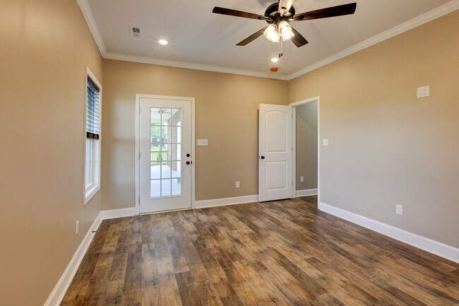 Building Photo - 135 Riverbend Dr