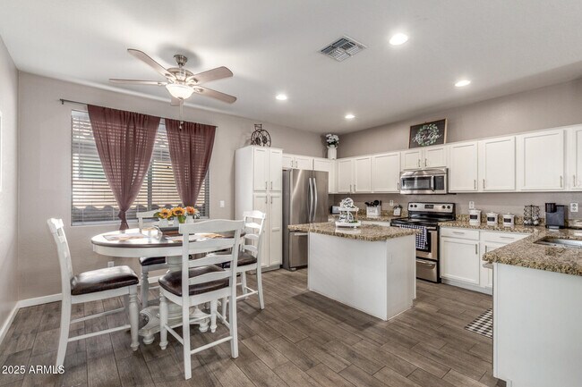 Building Photo - 12910 W Glenrosa Dr
