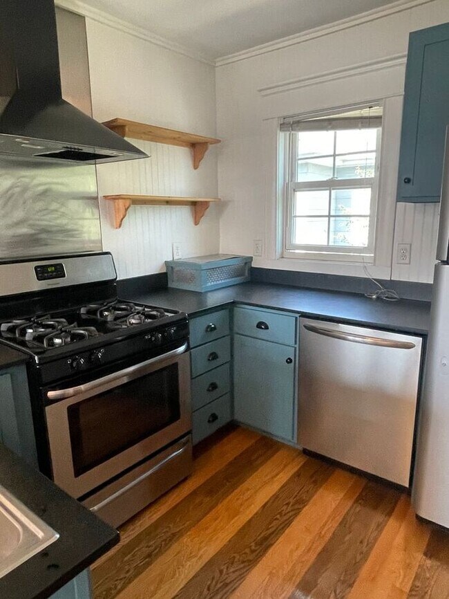 Building Photo - Upper Level Uptown Duplex, Hardwood Floors...