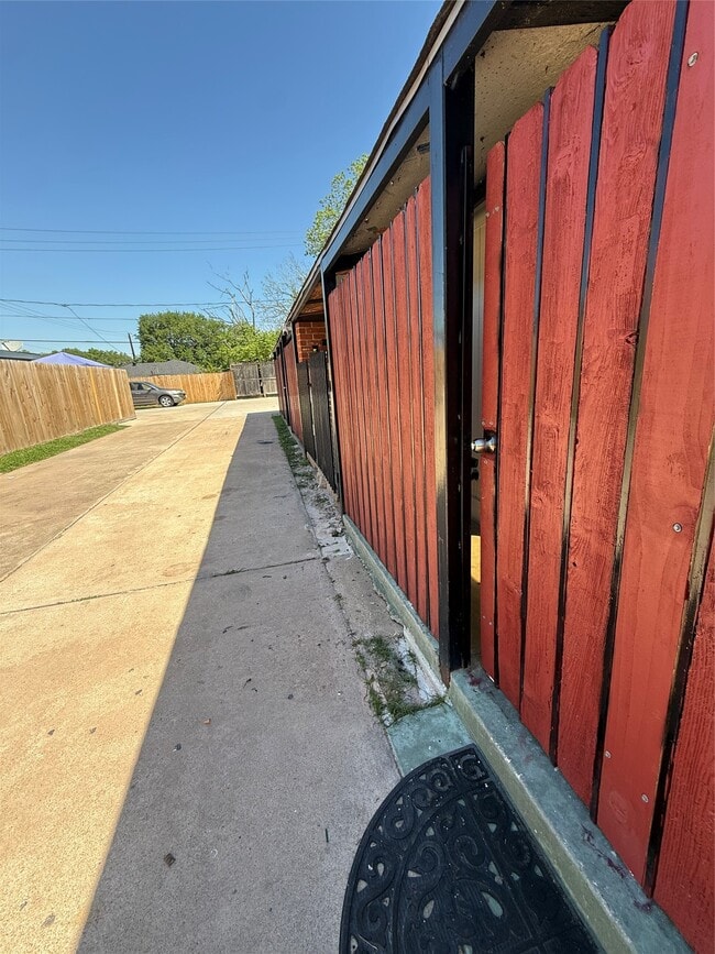 Building Photo - 5830 Clarewood Dr