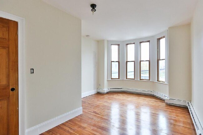 Building Photo - 216 Saratoga St