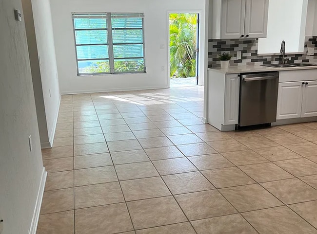 Building Photo - Spacious 2/1 duplex home in the Imperial Shores neighborhood
