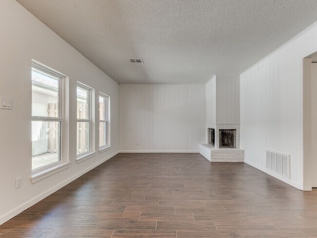 Building Photo - 1913 N Moulton Ct