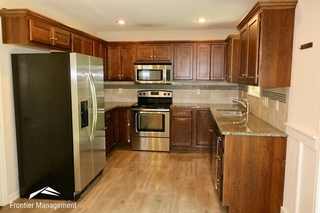 Building Photo - Large Home In A Quiet Neighborhood Off Of Scenic Drive