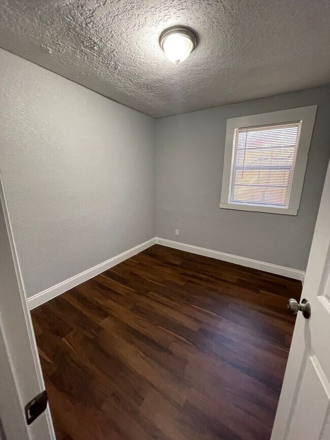 Building Photo - Single Family home available now!