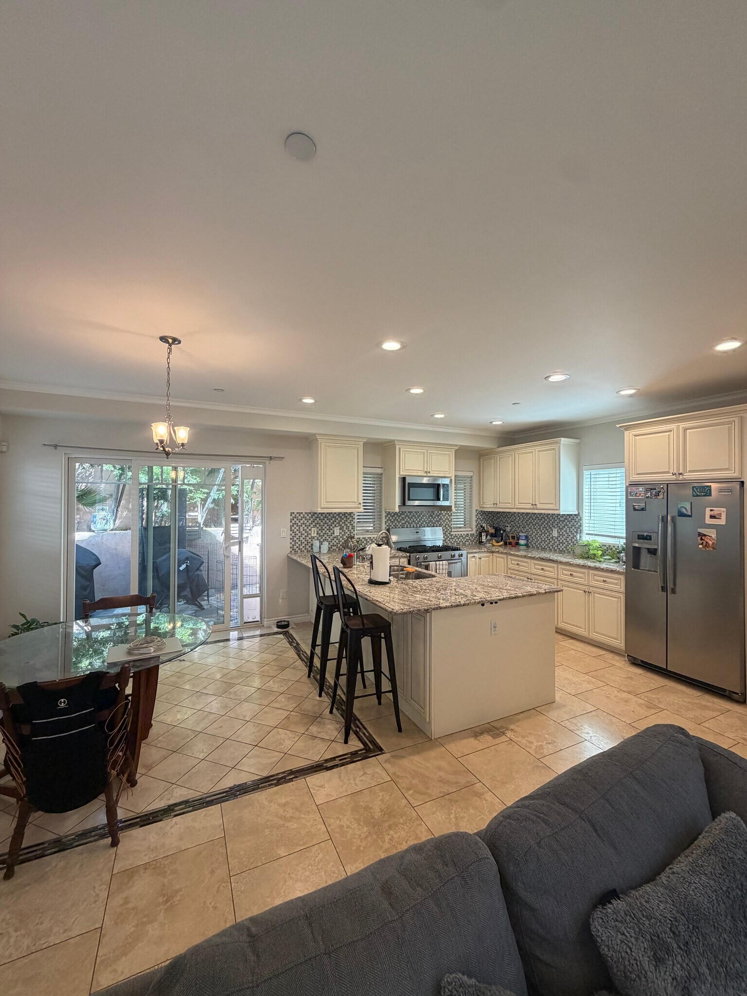 kitchen - 532 N Francisca Ave