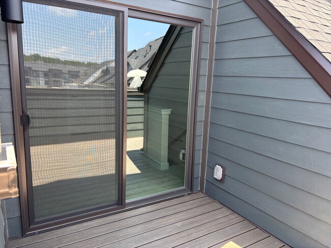 Building Photo - Pristine, move-in ready Townhome located i...