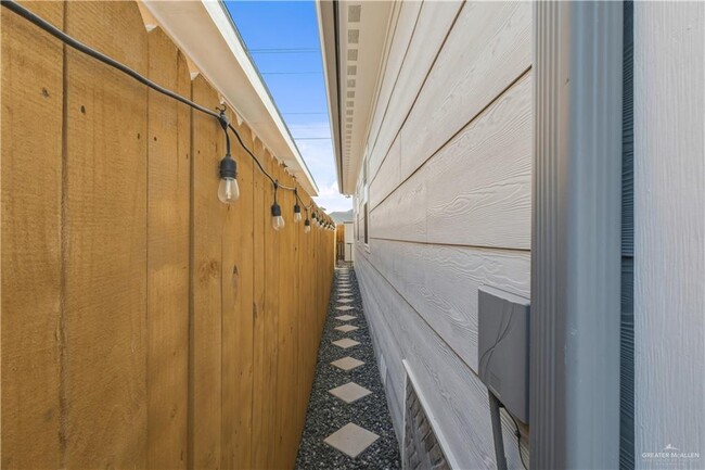 Building Photo - 17 Melanie Dr