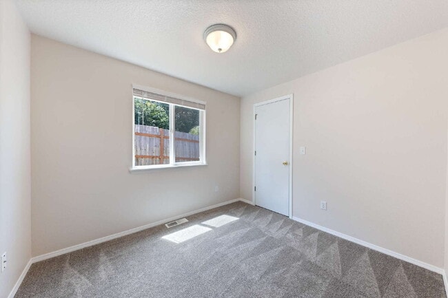 Building Photo - Spacious 3 bedroom Duplex